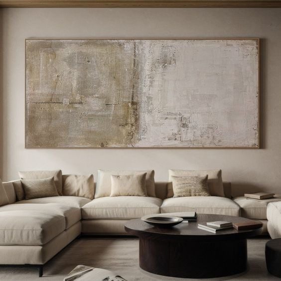 Pintura abstracta horizontal en grises y tonos piedra, con textura de superficie gastada.