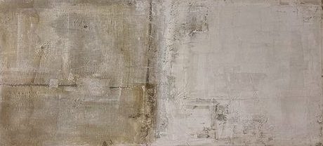 Pintura abstracta horizontal en grises y tonos piedra, con textura de superficie gastada.