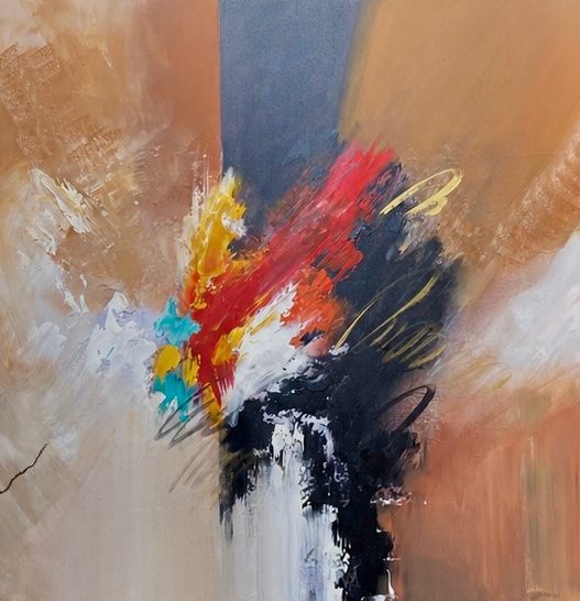 Pintura abstracta cuadrada: trazos de rojo carmesí, amarillo y negro en el centro, sobre fondo ocre y gris azulado.