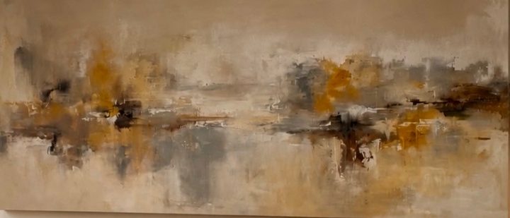 Pintura abstracta apaisada: una franja de ocre, gris y negro cruza un fondo beige.